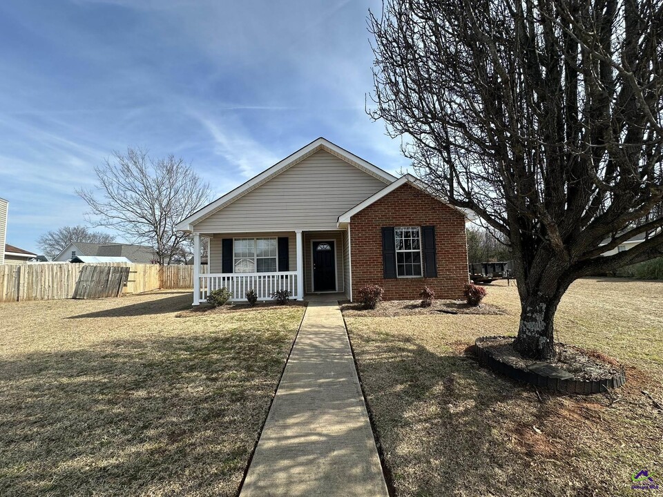 402 Chadwyck Cir in Bonaire, GA - Building Photo