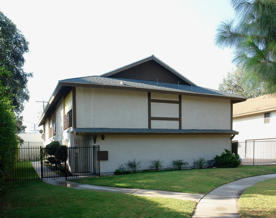 604 W Provential Dr in Anaheim, CA - Building Photo