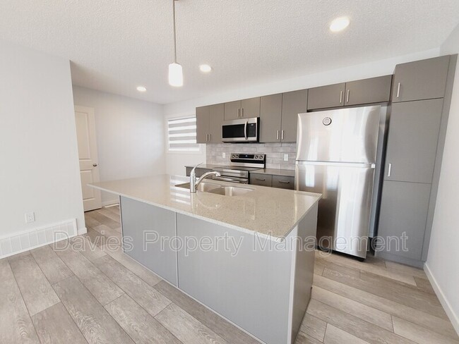 1107 Cy Becker Rd NW in Edmonton, AB - Building Photo - Building Photo