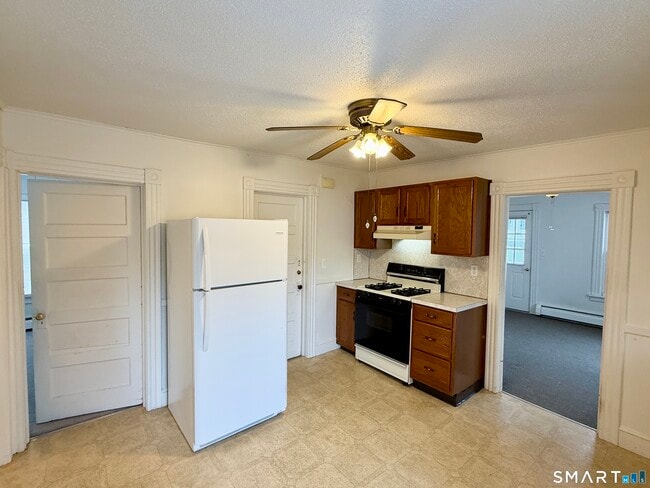 225 Beechwood Ave in Torrington, CT - Building Photo - Building Photo