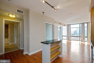 475 K St NW, Unit 813 in Washington, DC - Foto de edificio - Building Photo