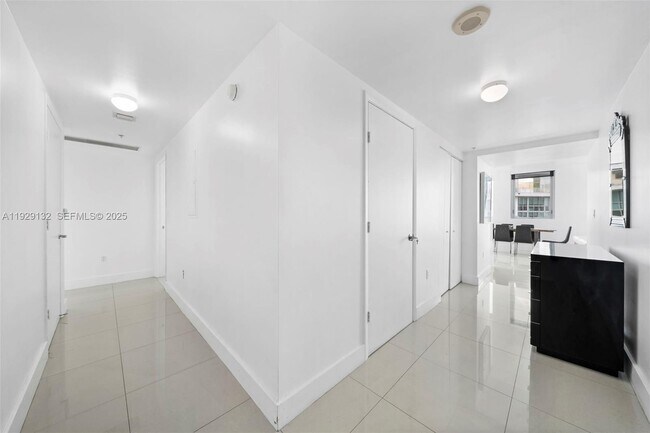 92 SW 3rd St, Unit 4610 in Miami, FL - Building Photo - Building Photo