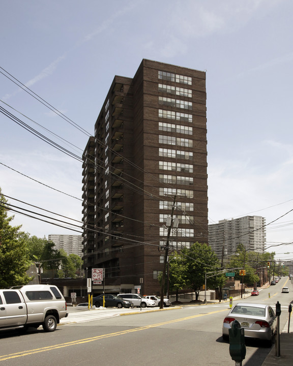 Malcolm Towers in Fort Lee, NJ - Building Photo