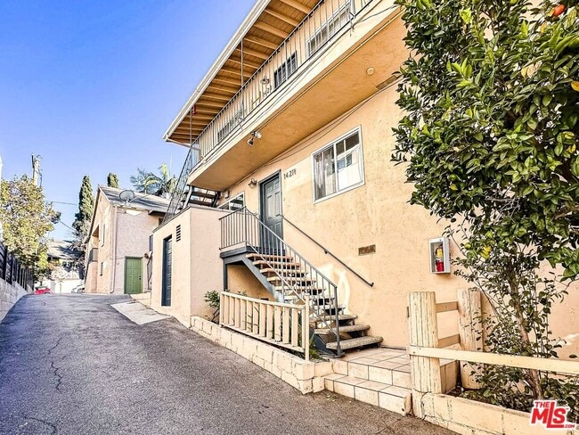 1421 Waterloo St in Los Angeles, CA - Building Photo - Building Photo