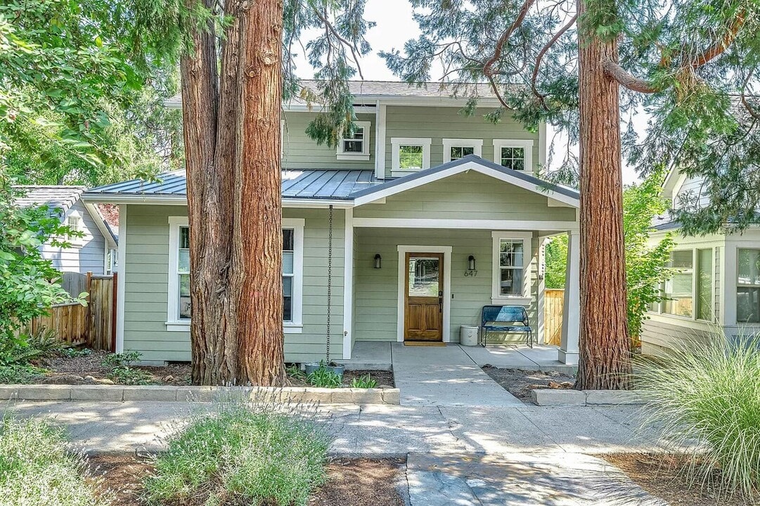 647-653 B St in Ashland, OR - Building Photo