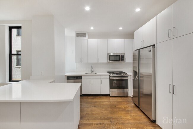 200 W 58th St, Unit 11C in New York, NY - Building Photo - Building Photo