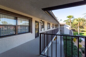 5630 Golf Pointe Dr in Sarasota, FL - Building Photo - Building Photo