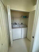 7317 NW 174th Terrace in Hialeah, FL - Foto de edificio - Building Photo