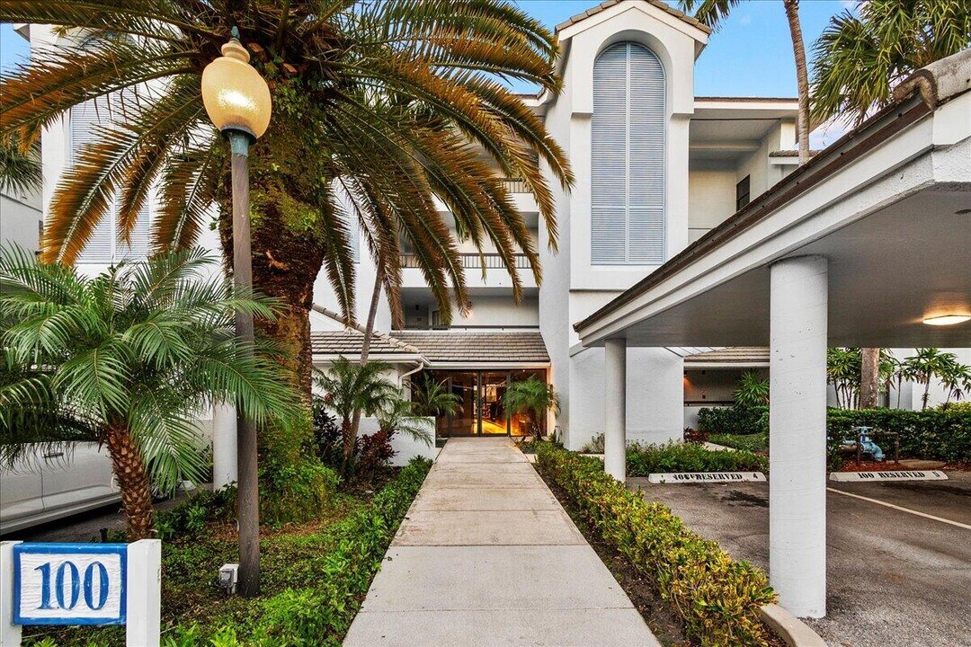 143 Bay Colony Dr N in North Palm Beach, FL - Foto de edificio