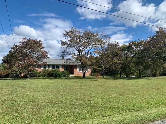 1127 Toliver Lake Rd in Manchester, TN - Foto de edificio - Building Photo