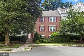 12001 Golf Ridge Ct, Unit 302 in Fairfax, VA - Building Photo - Building Photo