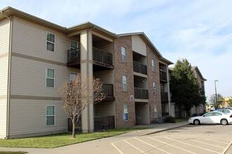 PORTER COMMONS in Hutchinson, KS - Foto de edificio - Building Photo