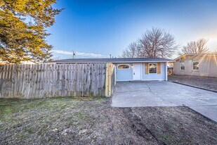 2612 NW Pollard Ave in Lawton, OK - Building Photo