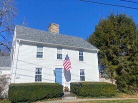 56 Union St in Guilford, CT - Building Photo