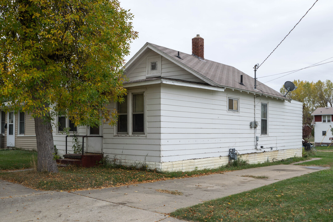 1216 6th Ave NE in Minot, ND - Building Photo