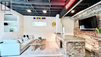 1233 Dundas St E in Toronto, ON - Building Photo