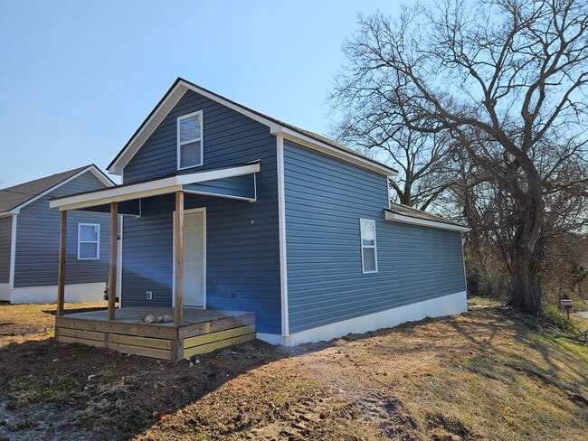 1401 Stebbins St in South Boston, VA - Foto de edificio - Building Photo