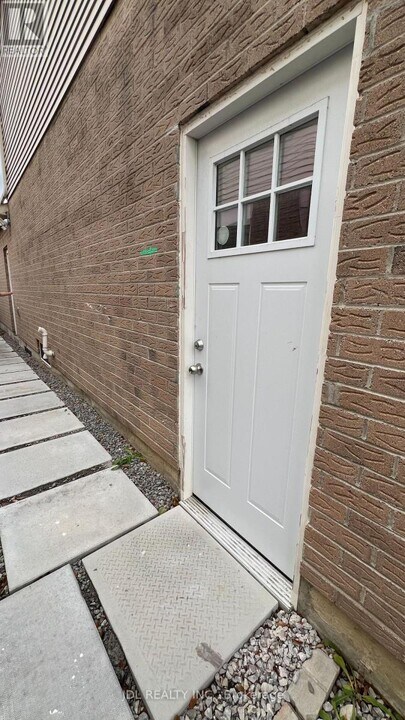 201 Enchanted Hills Crescent in Toronto, ON - Building Photo