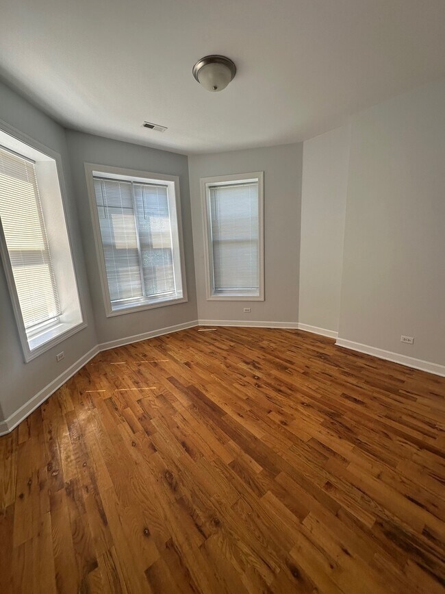 4240 W Gladys Ave-Unit -2 in Chicago, IL - Building Photo - Building Photo