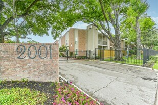 2001 Bering Dr in Houston, TX - Building Photo