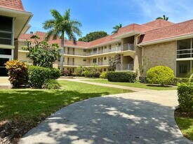 5580 Tamberlane Cir in Palm Beach Gardens, FL - Building Photo
