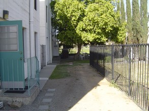 Raincross Apartments in Riverside, CA - Foto de edificio - Building Photo