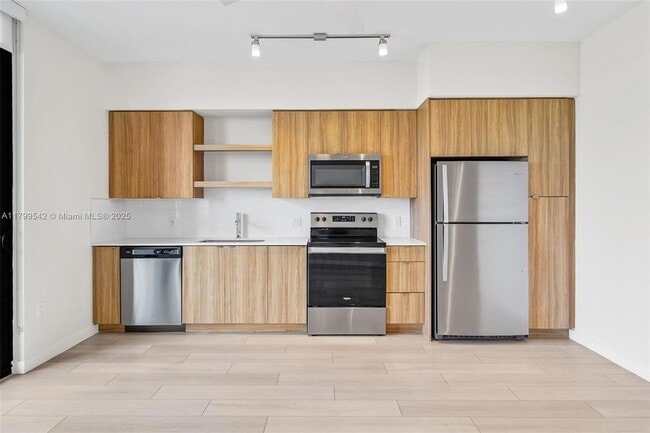 555 NE 8th St, Unit 0515 in Fort Lauderdale, FL - Building Photo - Building Photo