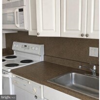 407 S 10th St in Philadelphia, PA - Building Photo