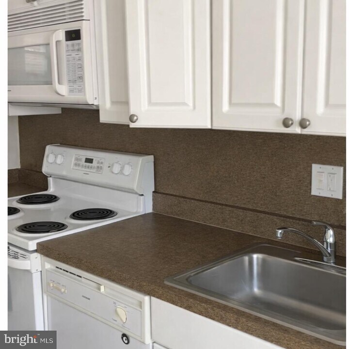 407 S 10th St in Philadelphia, PA - Building Photo