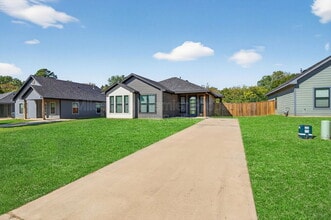 1425 S 7th Ave in Denison, TX - Building Photo - Building Photo