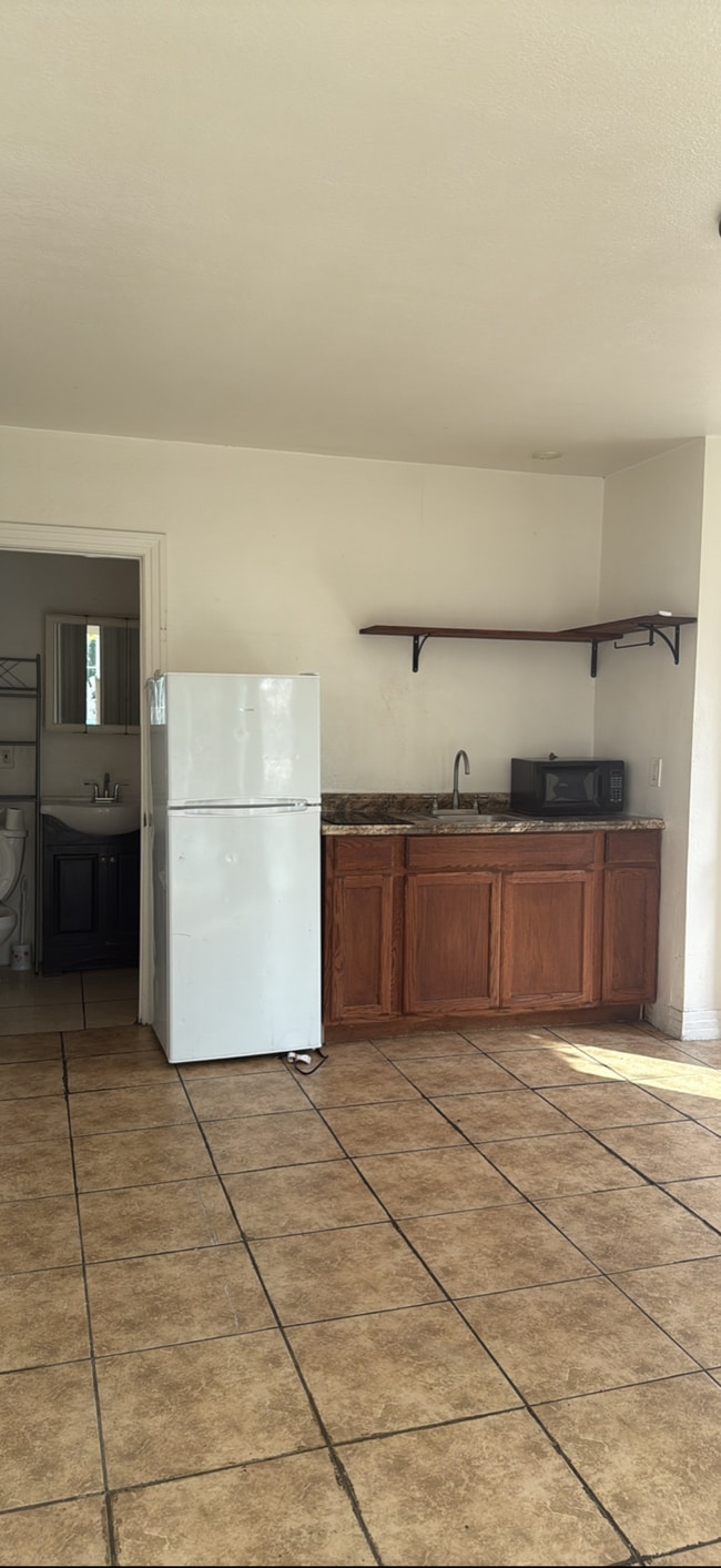 4327 Kenwood Ave, Unit Back in Los Angeles, CA - Building Photo - Building Photo