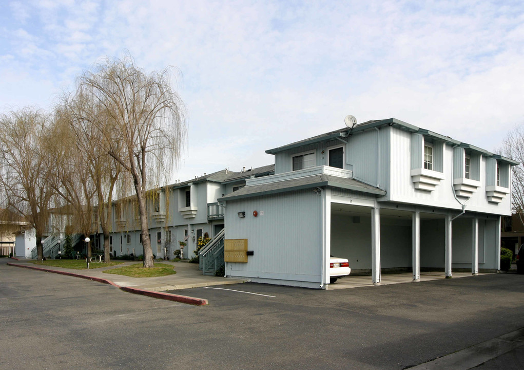 Russell Court Apartments in Santa Rosa, CA - Foto de edificio