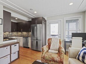 104 D St, Unit 2 in Boston, MA - Foto de edificio - Building Photo