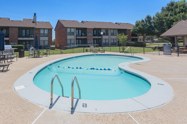 Fieldstone Garden Apartments in Mustang, OK - Building Photo - Building Photo