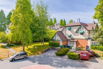 Sunnyside Manor in Surrey, BC - Building Photo - Building Photo