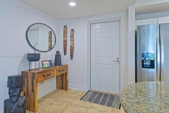 7285 SW 90th St in Miami, FL - Building Photo - Building Photo