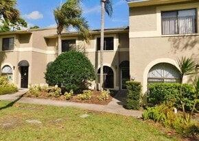 3583 Whispering Oaks Ln in Palm Harbor, FL - Building Photo