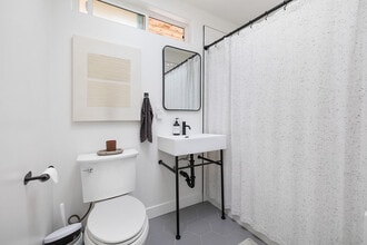 236 Camellia Ln, Unit B in Costa Mesa, CA - Building Photo - Building Photo