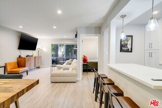 6728 Hillpark Dr in Los Angeles, CA - Building Photo - Building Photo