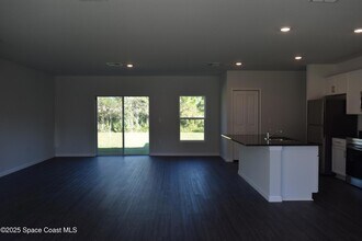 3094 San Filippo Dr SE in Palm Bay, FL - Foto de edificio - Building Photo