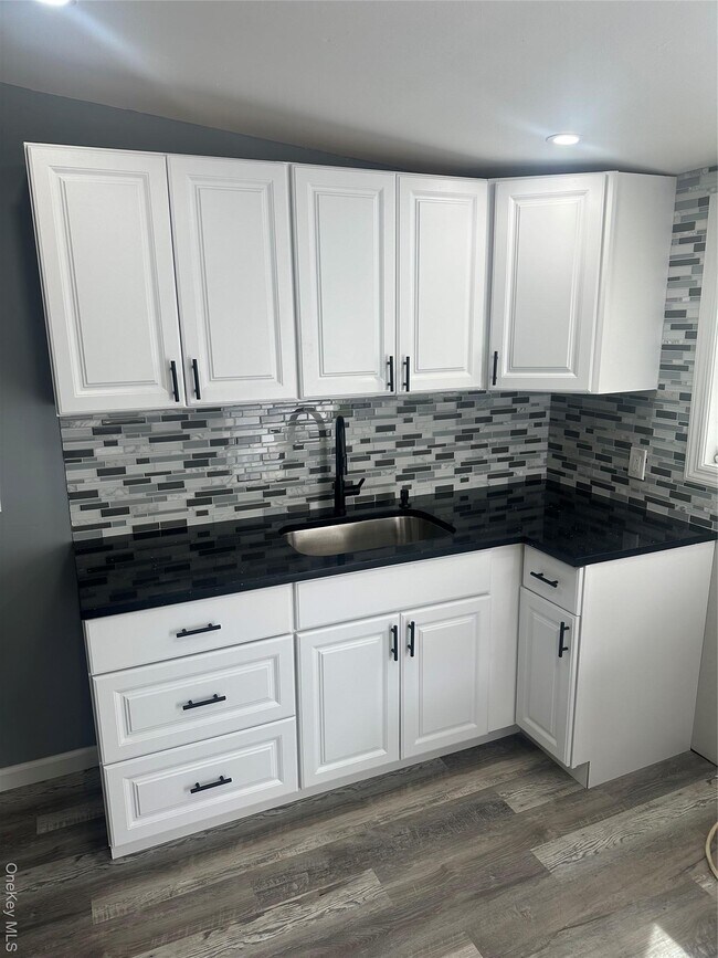 128 Lakeview Dr in Mastic Beach, NY - Building Photo - Building Photo