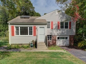 24 Larchmont Terrace in Groton, CT - Building Photo
