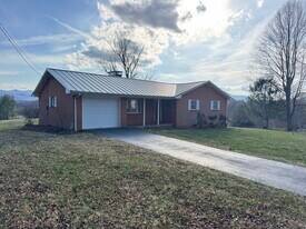 31 Valley View Dr in Candler, NC - Building Photo