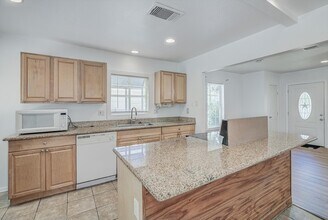 123 Marlin Ave in Galveston, TX - Foto de edificio - Building Photo
