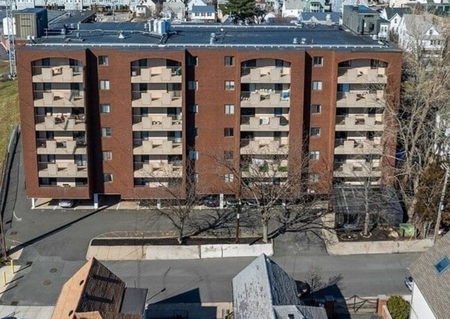 39 Parlin St, Unit 206 in Everett, MA - Foto de edificio - Building Photo