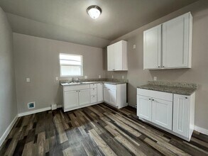 8109 Glider Ave in San Antonio, TX - Foto de edificio - Building Photo