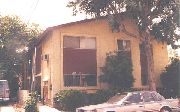 302 W Newby Ave in San Gabriel, CA - Building Photo