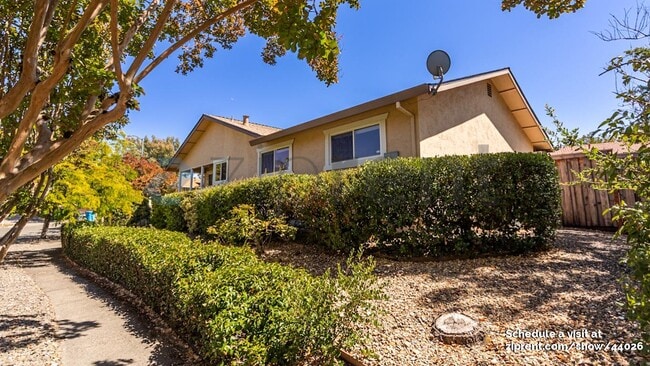 5535 El Encanto Cir in Santa Rosa, CA - Foto de edificio - Building Photo