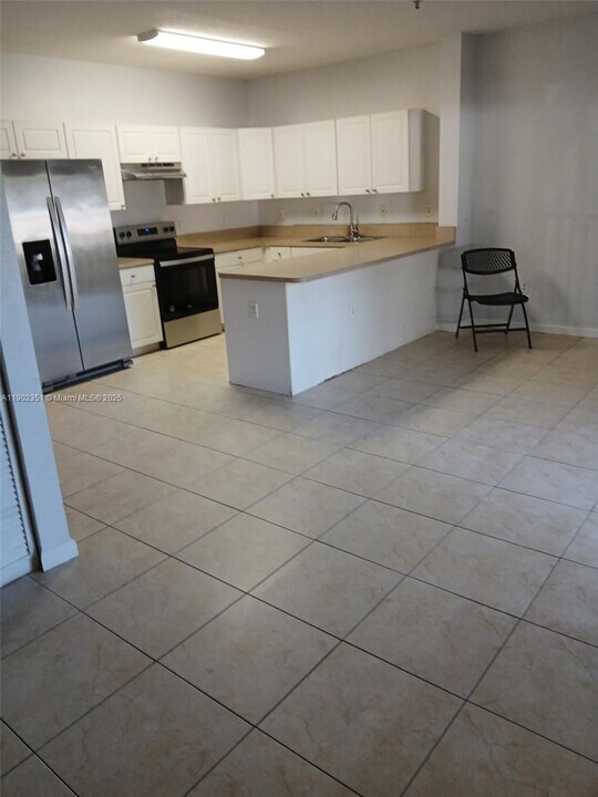 17350 NW 67th Ave in Hialeah, FL - Building Photo