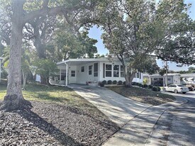 46 E Palm Forest Dr in Largo, FL - Building Photo